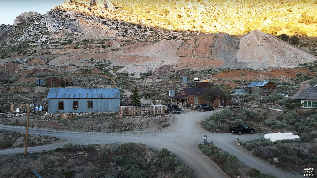 Un estadounidense pasa 6 meses aislado en un pueblo fantasma que compró por 1,4 millones de dólares