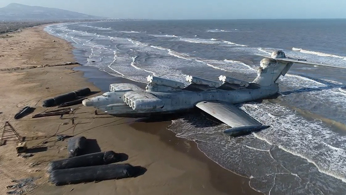 'El monstruo del Caspio': Un dron capta un ekranoplano soviético abandonado en una playa salvaje en Daguestán
