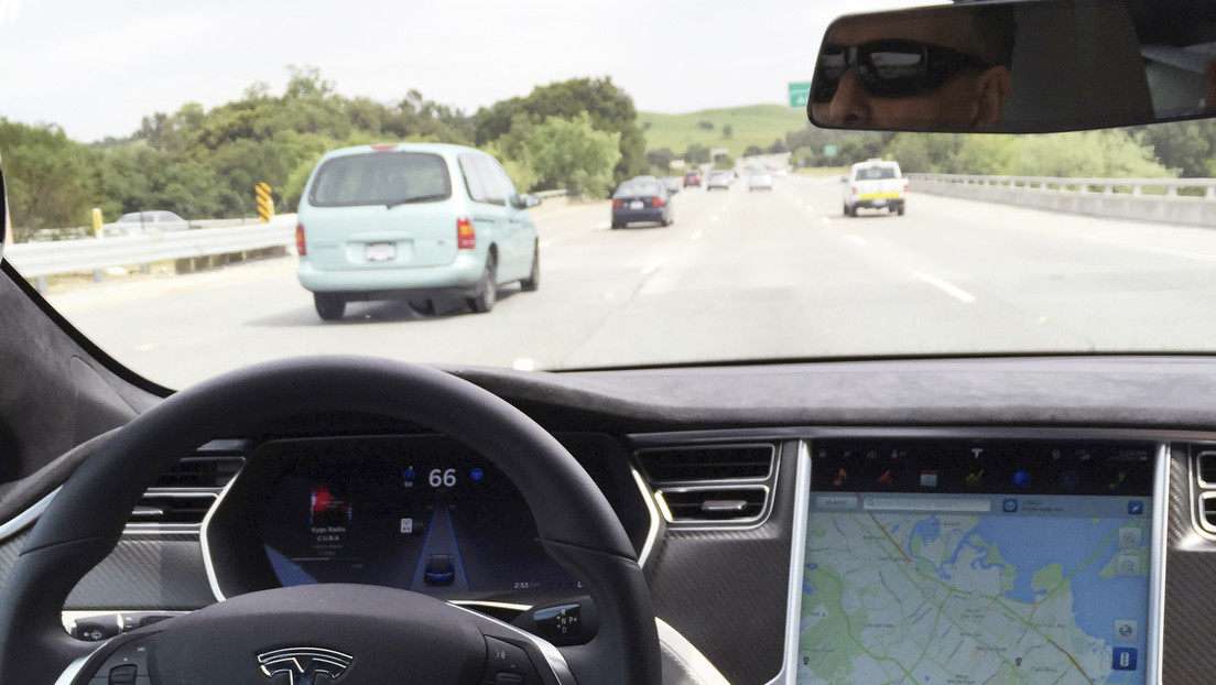 El piloto automático de un Tesla puede ser engañado por "objetos fantasma" proyectados en vallas publicitarias 'hackeadas'
