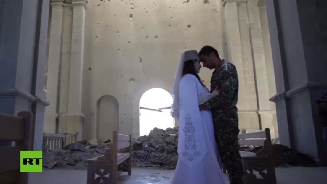 VIDEO: Una joven pareja se casa en una iglesia bombardeada en Nagorno Karabaj