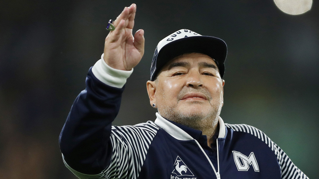 Maradona se aísla de forma preventiva luego de que su guardaespaldas presentara síntomas de covid-19