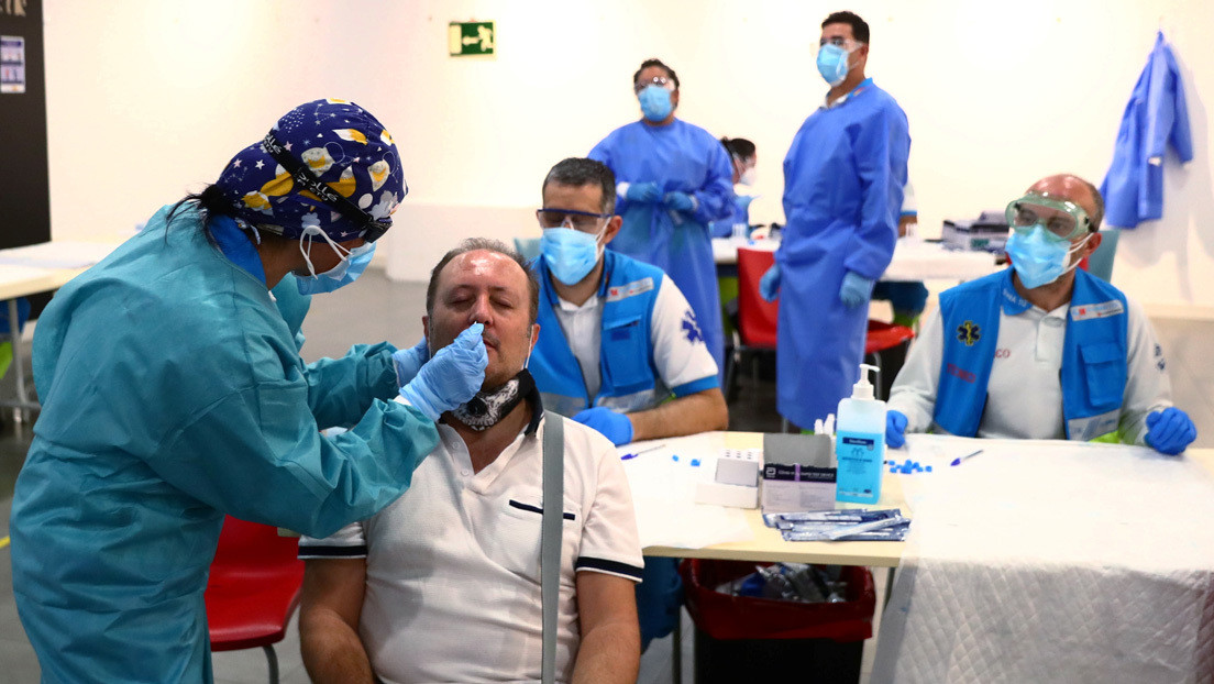 Un científico español alerta de que el 75 % de los contagios de coronavirus se producen por aerosoles: "Es como respirar humo"