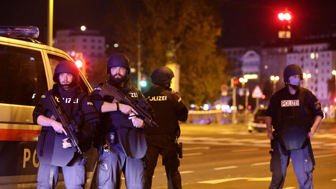 La Policía pide en distintos idiomas no compartir en las redes sociales fotos ni videos del tiroteo en el centro de Viena