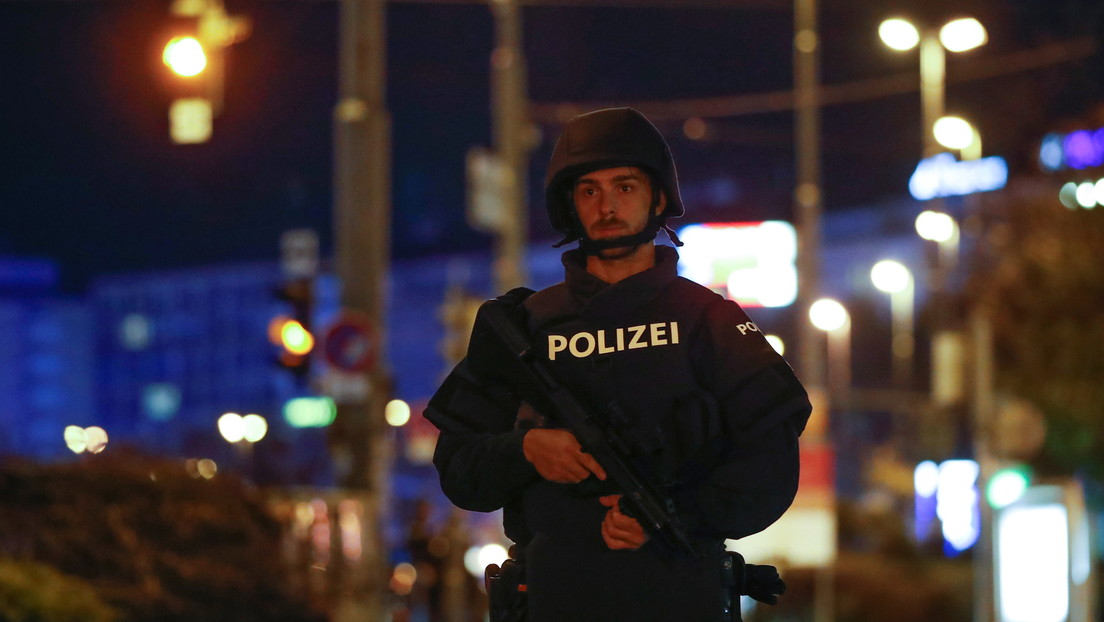 El ministro del Interior de Austria dice que el ataque en Viena sigue en curso y que fue llevado a cabo por varios autores