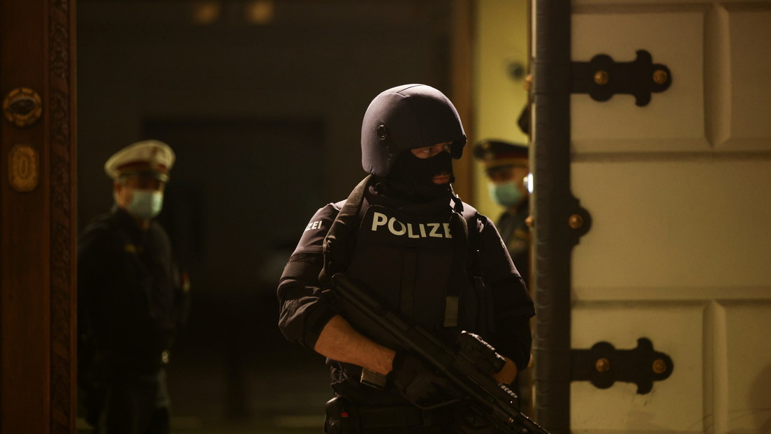 250 agentes de fuerzas especiales están buscando a al menos un atacante prófugo en Viena