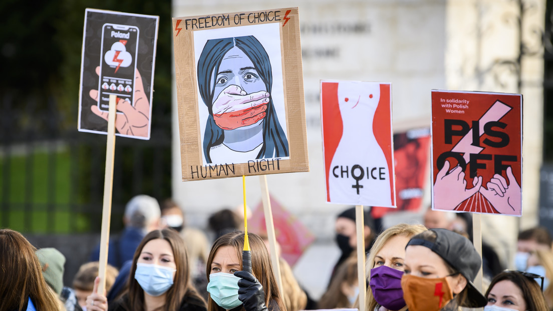 Activista polaca explica cómo la ley del aborto "está convirtiendo a las mujeres en ataúdes andantes"