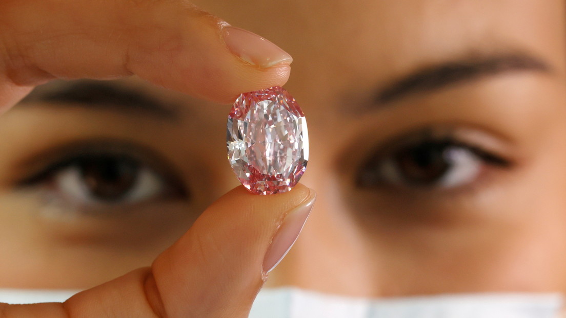 FOTO, VIDEO: Subastan un diamante púrpura-rosa "extremadamente raro" a un precio de récord