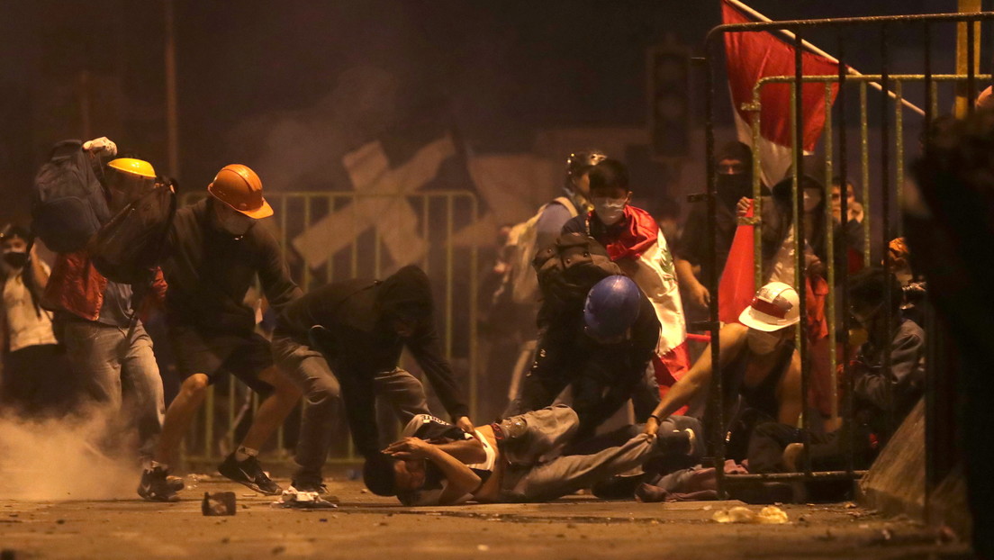 El momento en que un disparo alcanza a un manifestante en la cabeza durante las protestas en Perú (VIDEO)