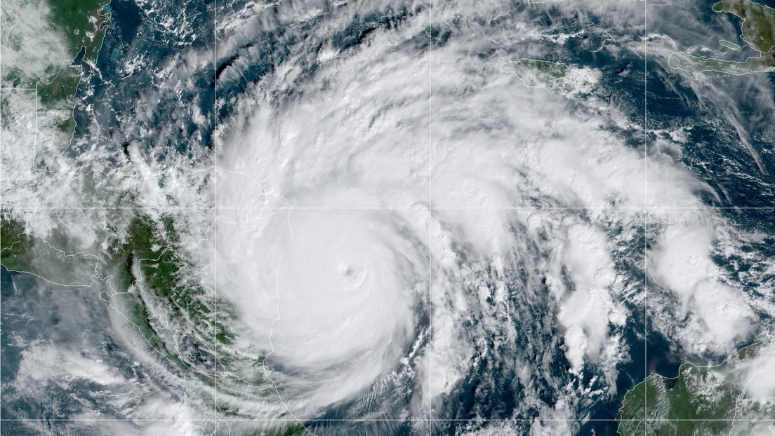 El huracán Iota alcanza la máxima categoría y amenaza a Centroamérica con vientos "catastróficos" y una marejada ciclónica potencialmente mortal
