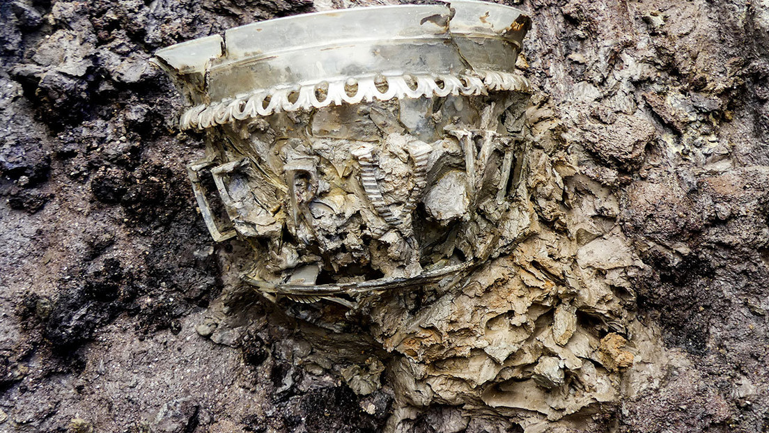 Hallan un "excepcional" jarrón de la época romana en una tumba en Francia (FOTOS)