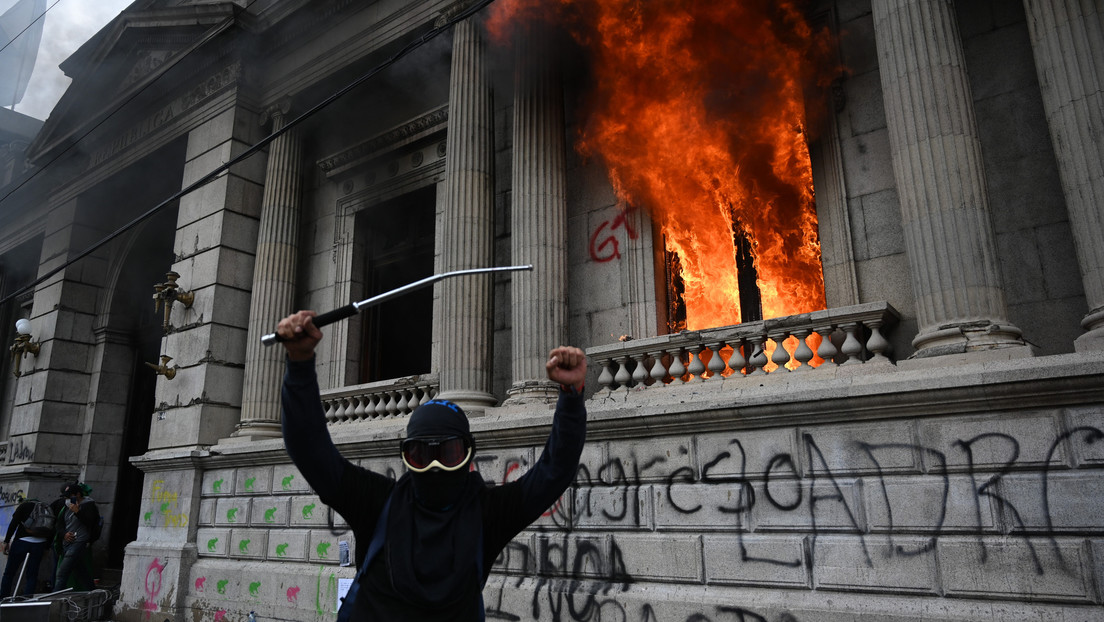 Manifestantes incendian la sede del Congreso de Guatemala y se enfrentan a la Policía exigiendo el veto del presupuesto y la renuncia del presidente