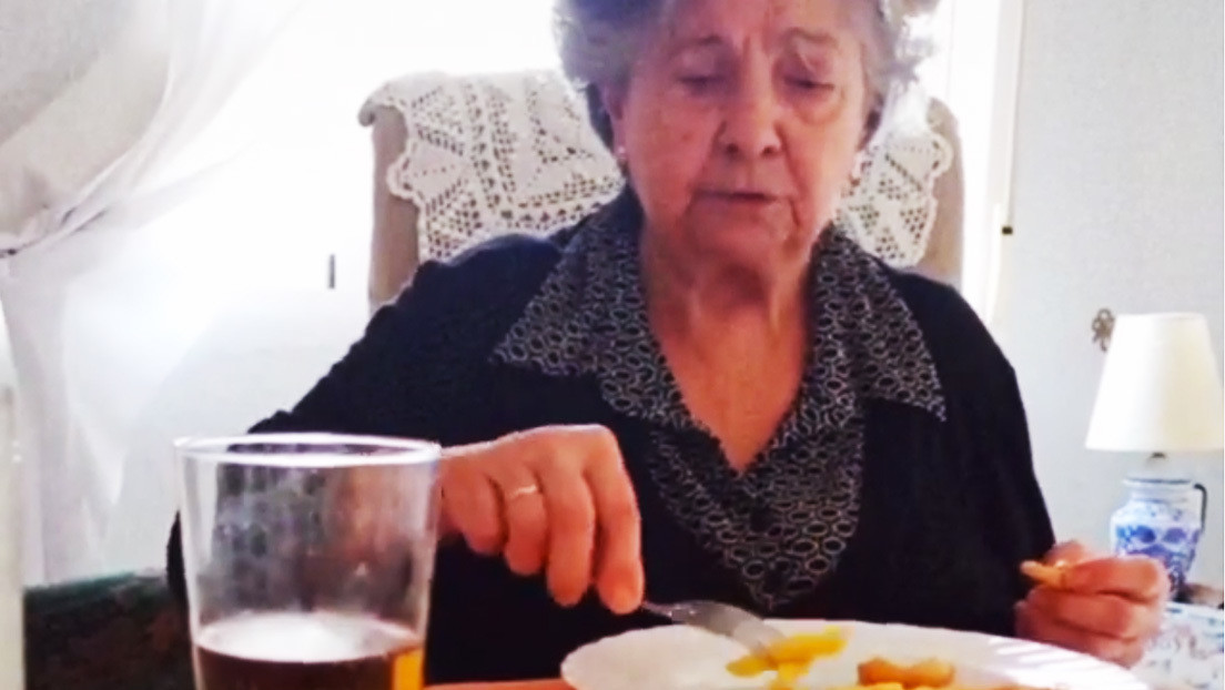 VIDEO: Una anciana usa las 10 "armas de las abuelas" para que sus nietos coman más y se hace viral