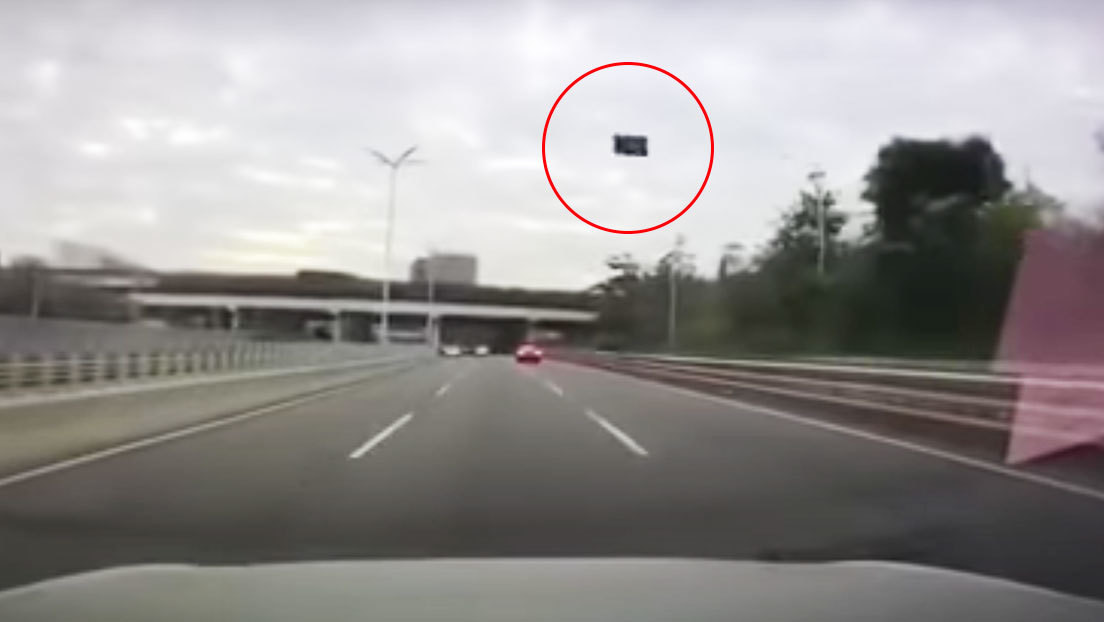 VIDEO: Un Tesla pierde el techo panorámico en medio de una autopista