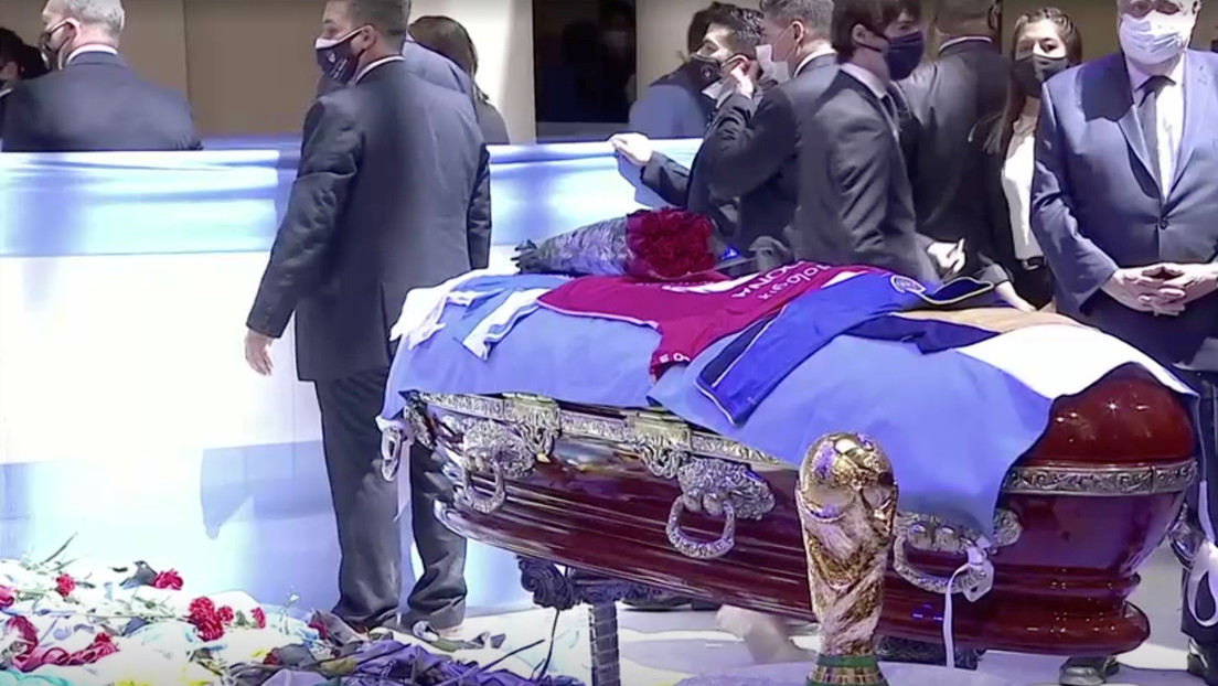 Despiden a tres empleados de la funeraria responsable de los servicios a Maradona por tomarse fotografías junto al cadáver