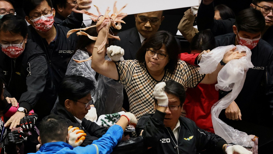 Diputados protagonizan una batalla con tripas de cerdo y puñetazos en el Parlamento de Taiwán (VIDEO)