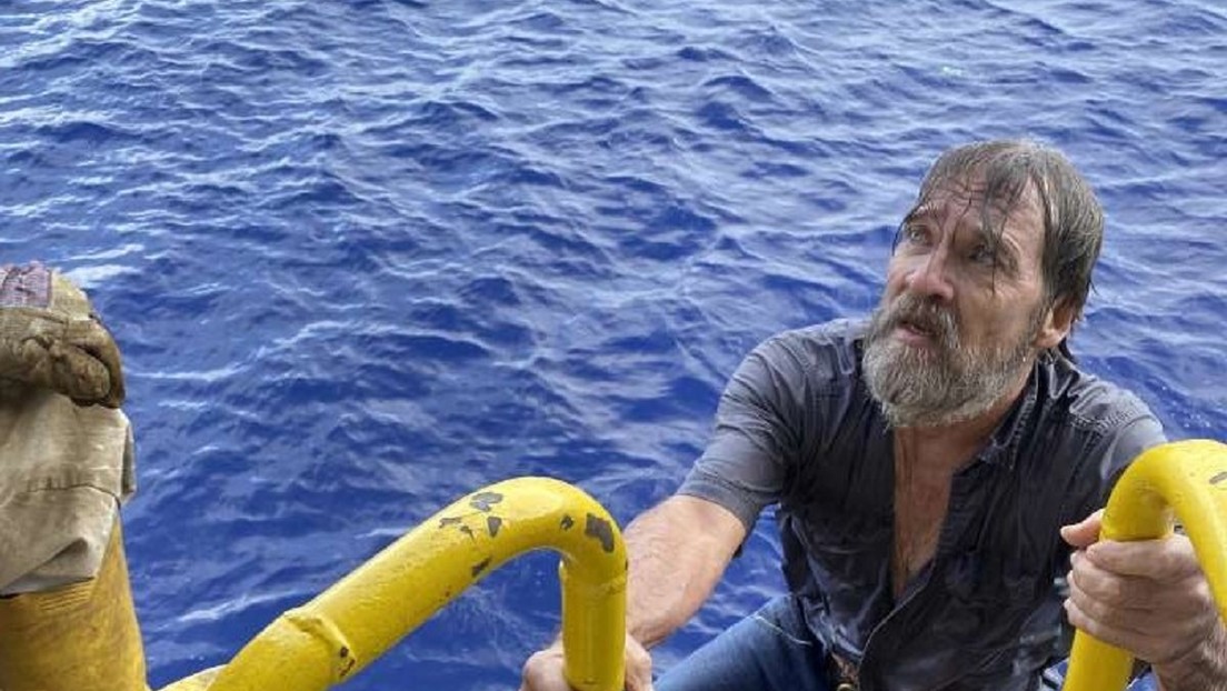 FOTOS: Rescatan vivo a un marinero encontrado flotando sobre un pedazo de su barco hundido en alta mar