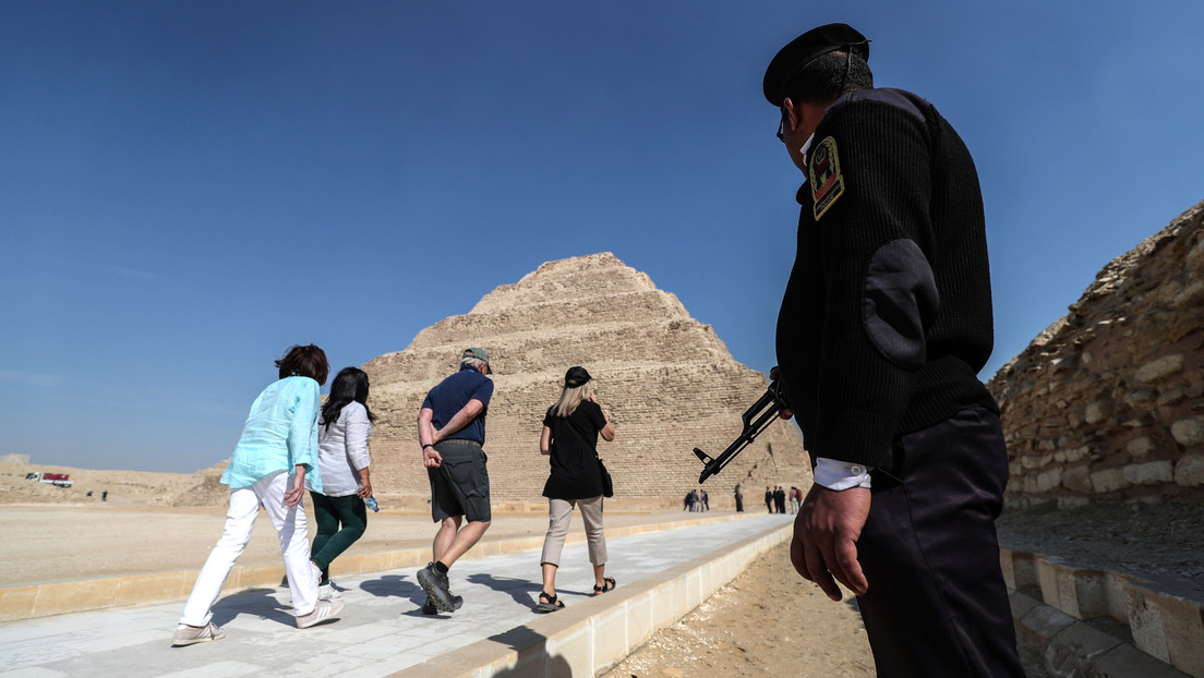 Una modelo posa con un vestido corto y escotado al estilo faraónico cerca de un cementerio antiguo egipcio y reportan su detención junto al fotógrafo