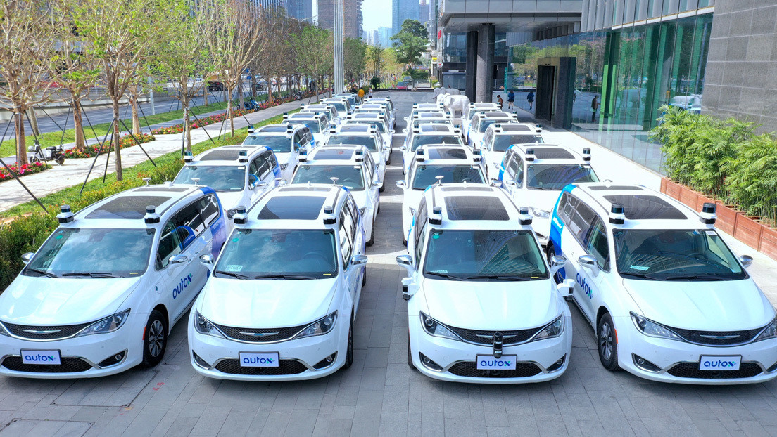 VIDEO: Estrenan en China los primeros taxis totalmente robóticos