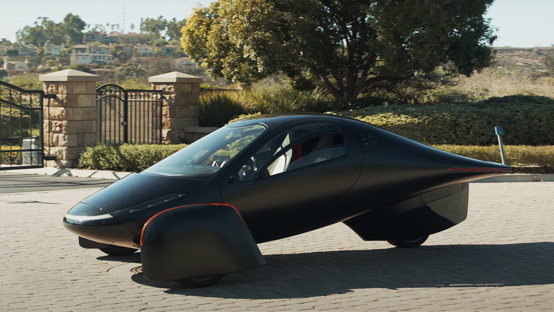 Tres ruedas y dos asientos: Aptera presenta su futurista coche eléctrico (que se puede reservar ya por 100 dólares)