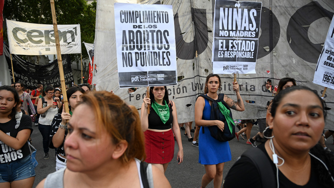 Da a luz gemelos una víctima de violación de 12 años a la que se le negó su derecho a abortar en Argentina