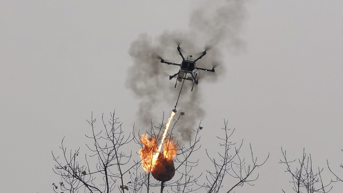 Un dron lanzallamas incinera nidos de avispas en China (VIDEO)