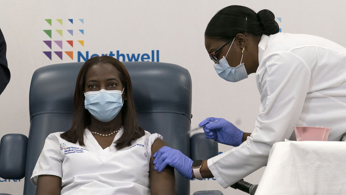 Una enfermera de cuidados intensivos de Nueva York es la primera persona en recibir la vacuna de Pfizer contra el covid-19 en EE.UU. (VIDEO)