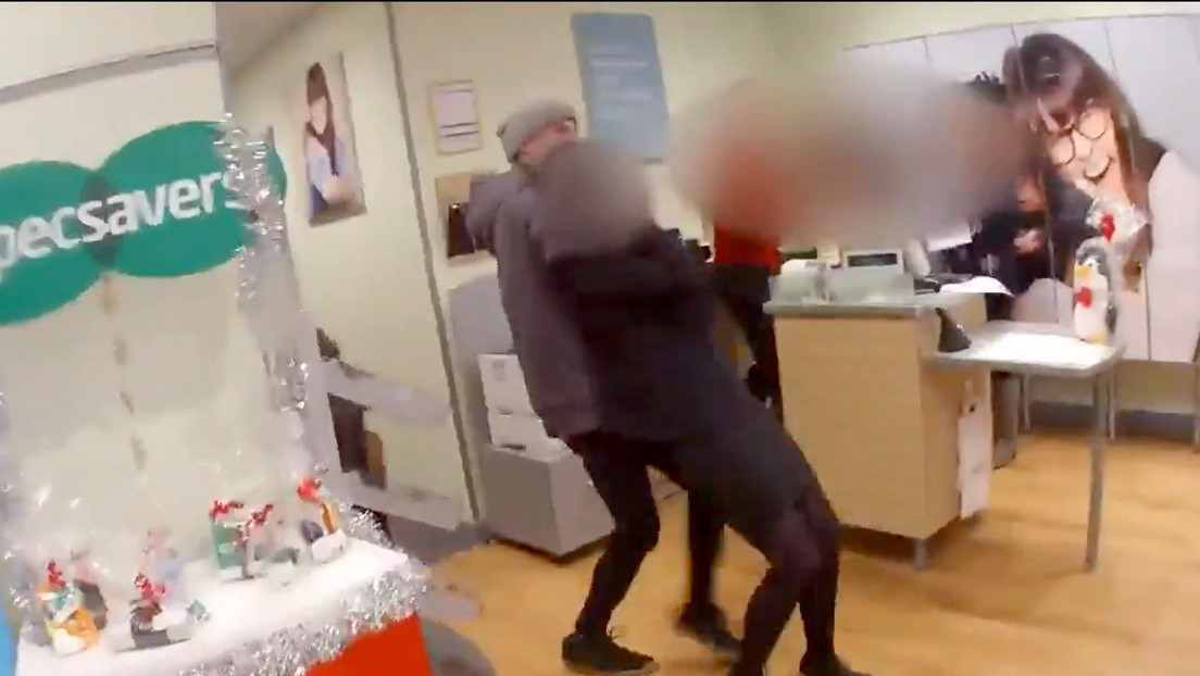 Captan el momento en que un hombre amenaza a una mujer con un cuchillo en la garganta para huir de la Policía (VIDEO)