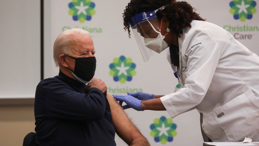 VIDEO: Joe Biden recibe en vivo la primera dosis de la vacuna de Pfizer contra el covid-19