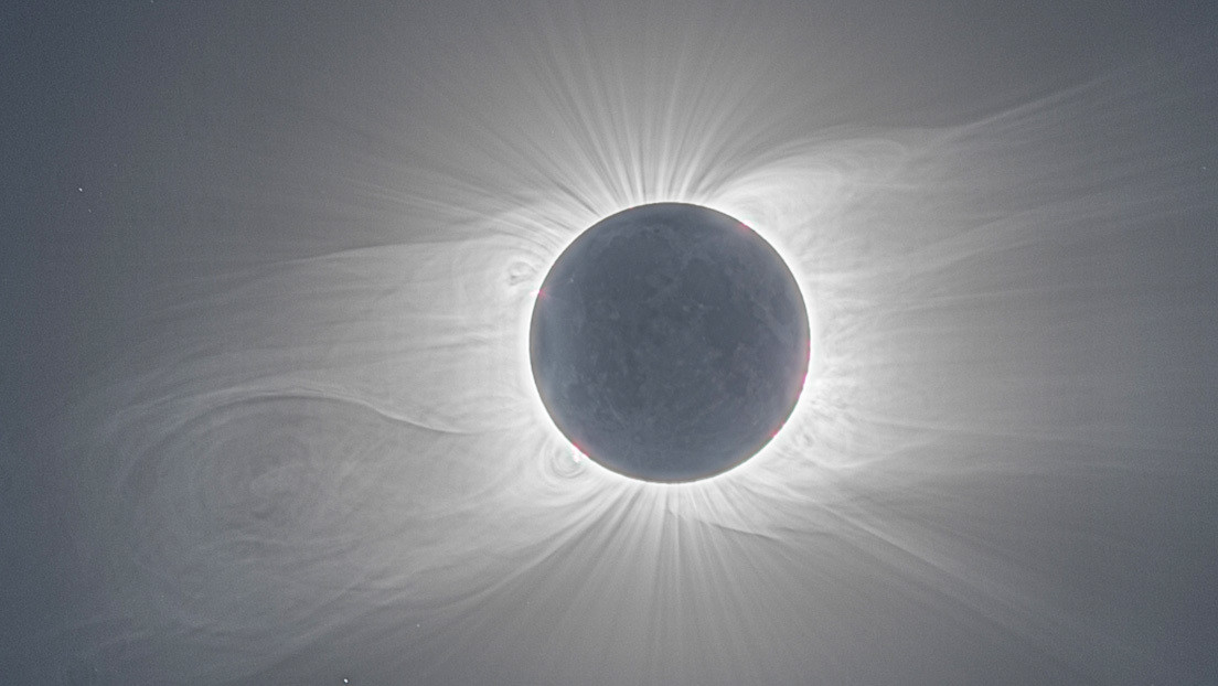 FOTO: Captan un cometa 'suicida' dirigiéndose hacia el Sol durante el eclipse solar total