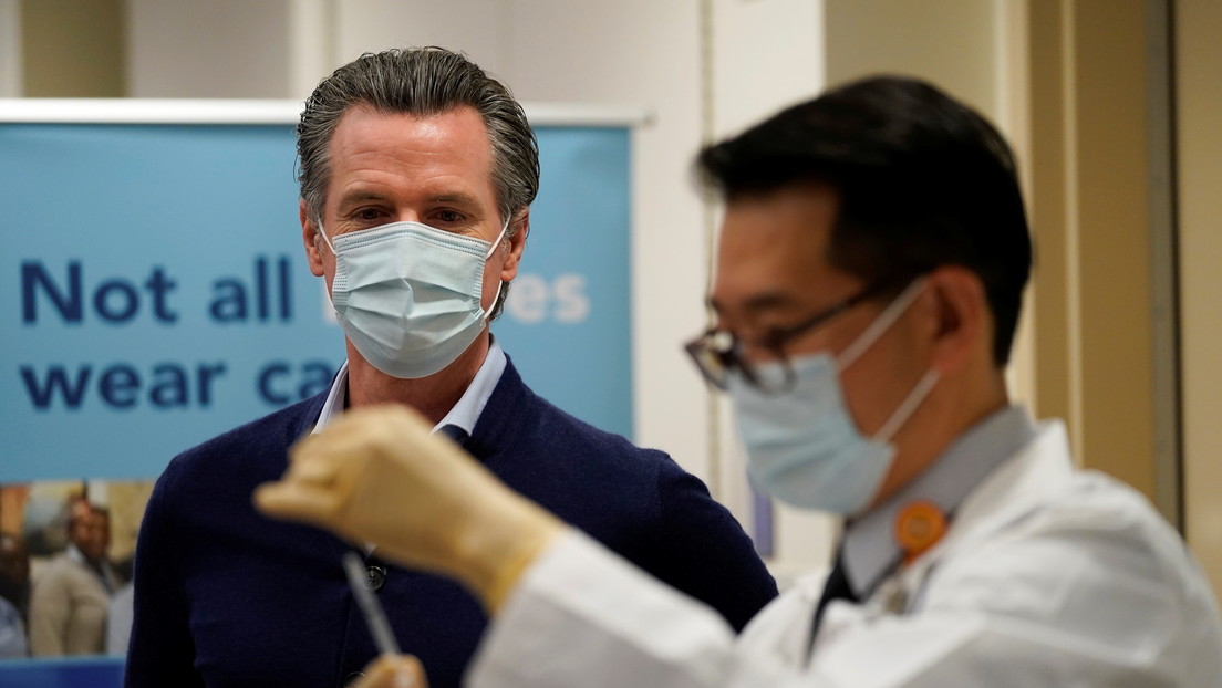 Personas adineradas en Los Ángeles ofrecen hasta 25.000 dólares por acceso prioritario a las vacunas