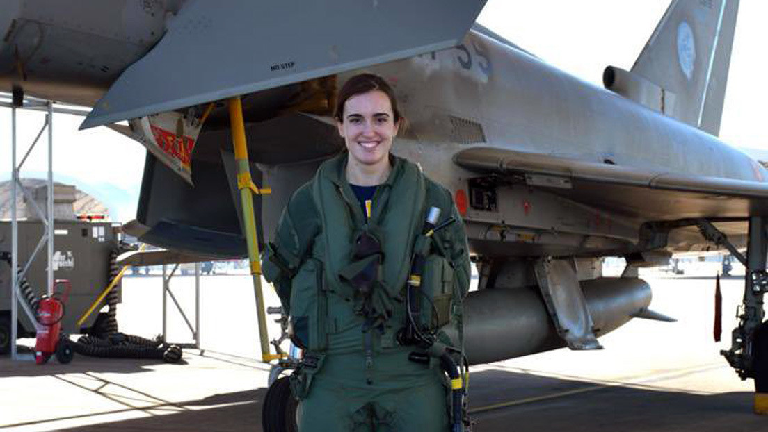Una mujer pilota por primera vez un caza de combate Eurofighter en España