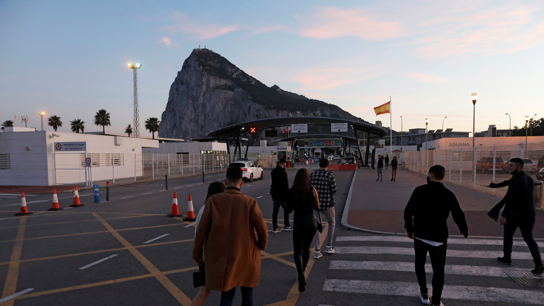 España llega a un acuerdo 'in extremis' con Reino Unido para mantener la libertad de movimiento en su frontera con Gibraltar