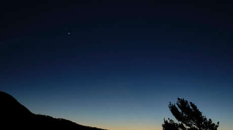 Júpiter y Saturno 'se unen' en el cielo esta noche por primera vez en 400 años (y ni siquiera necesitas un telescopio para verlo)