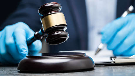 Una exprofesora de secundaria acusada de abuso sexual y que admitió una relación inapropiada con un estudiante comparece ante el tribunal