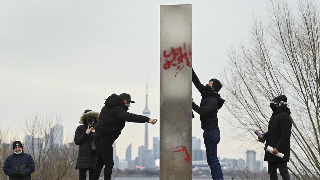 Un monolito metálico aparece en Toronto en la víspera de Año Nuevo y es vandalizado en menos de 24 horas