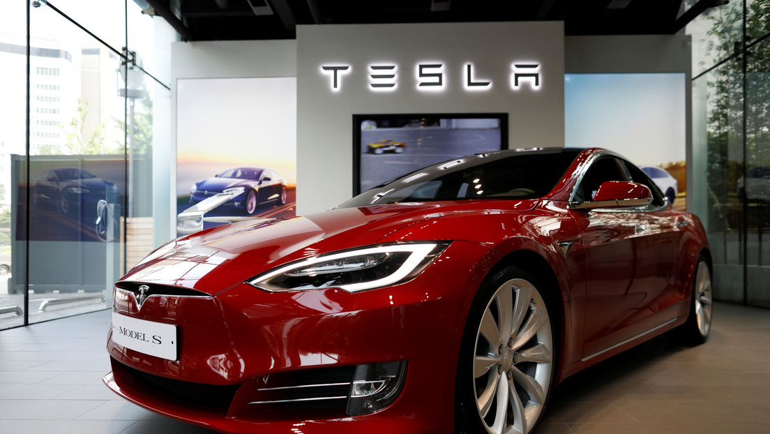 VIDEO: Un prototipo inédito de un Tesla Model S es visto en una carretera de California