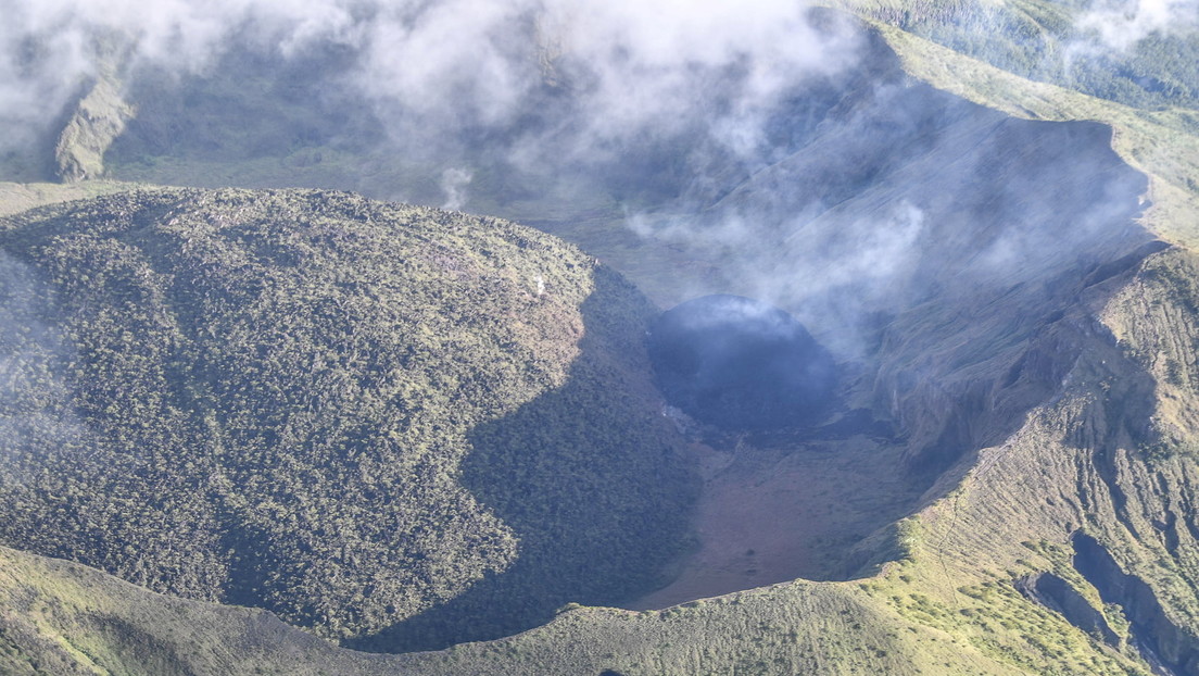 Informes erróneos tras despertar un volcán en el Caribe siembran el pánico y las autoridades desmienten órdenes de evacuación