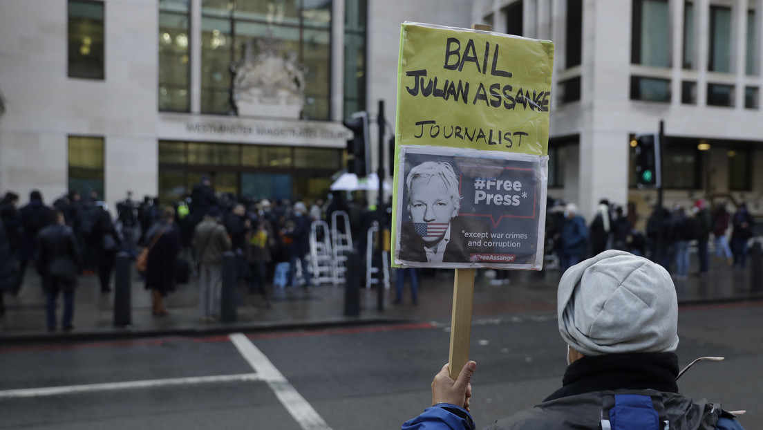 Comienza la audiencia que podría poner en libertad bajo fianza a Assange tras más de ocho años de asilo y cárcel