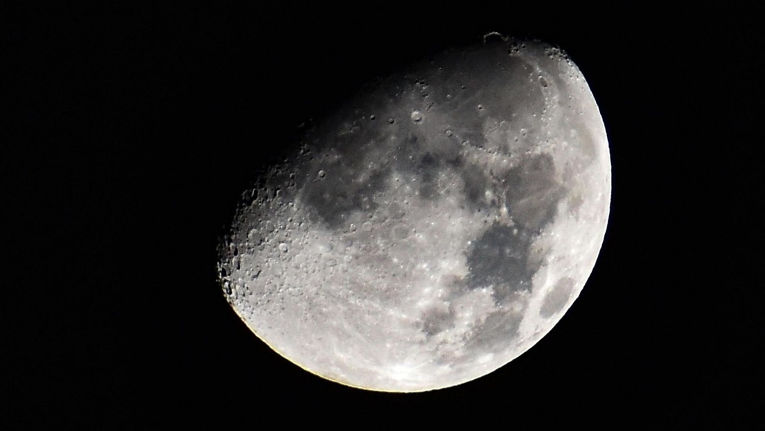 Una sesión de fotos de la Luna revela cómo 'se tambalea' en el cielo durante cada órbita (VIDEO)