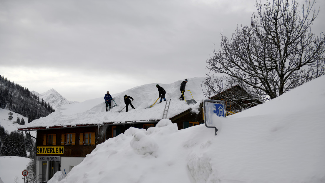 VIDEO: La acumulación de nieve provoca el colapso del techo de una casa