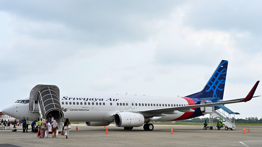 Desaparece un avión de pasajeros en Indonesia tras perder más de 3.000 metros de altitud en menos de un minuto