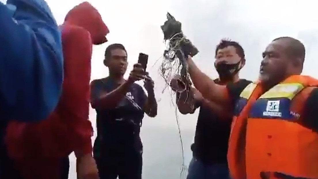 Encuentran escombros del avión de pasajeros indonesio y restos humanos en aguas de Yakarta (VIDEO)