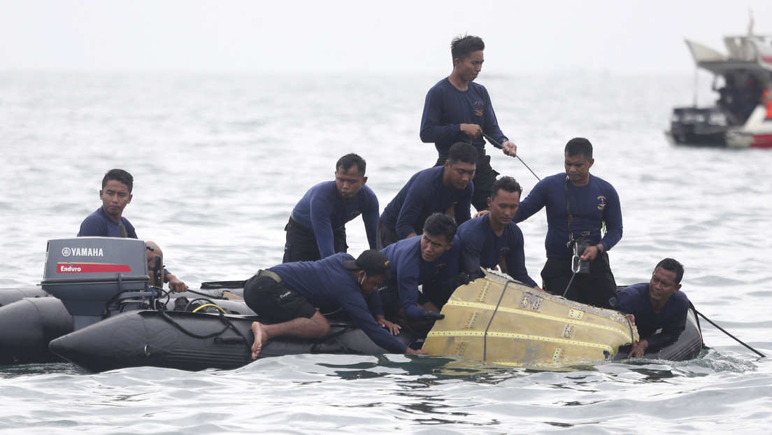 VIDEO: Buzos hallan restos del avión indonesio siniestrado en el fondo del mar de Java