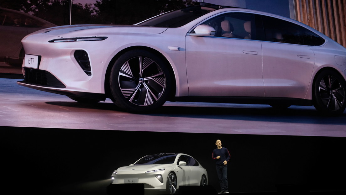 La compañía china NIO lanza su primer vehículo eléctrico sedán para comerle terreno a Tesla en el mercado nacional