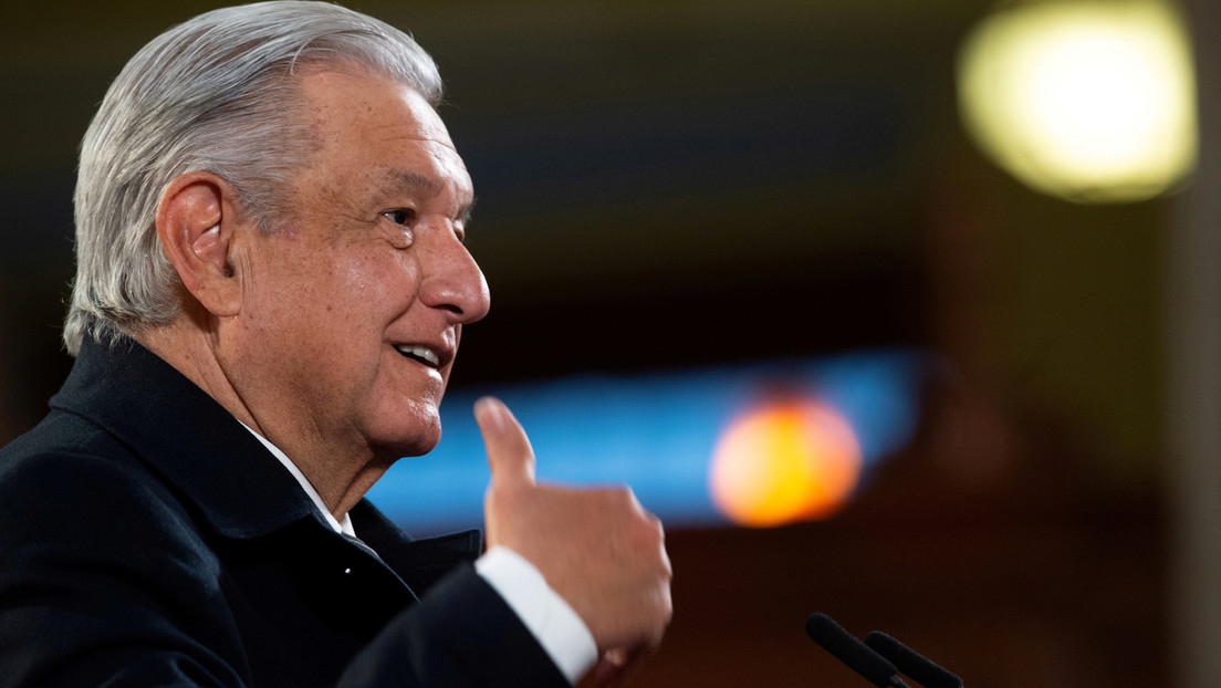 VIDEO: López Obrador es recibido con vítores y aplausos al abordar un vuelo comercial