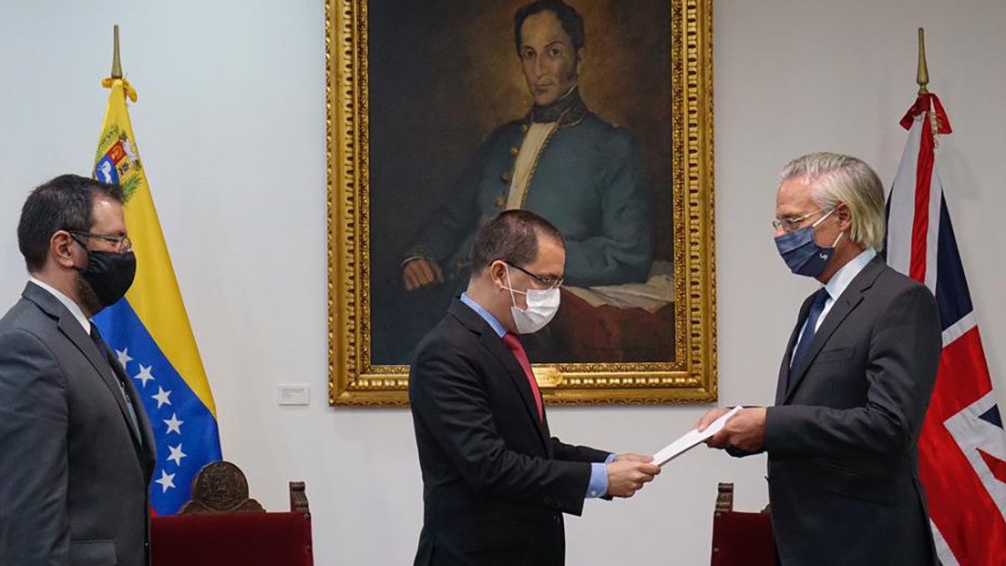 Arreaza entrega una nota de protesta al embajador de Reino Unido por el financiamiento de Londres a medios en Venezuela sin notificación oficial