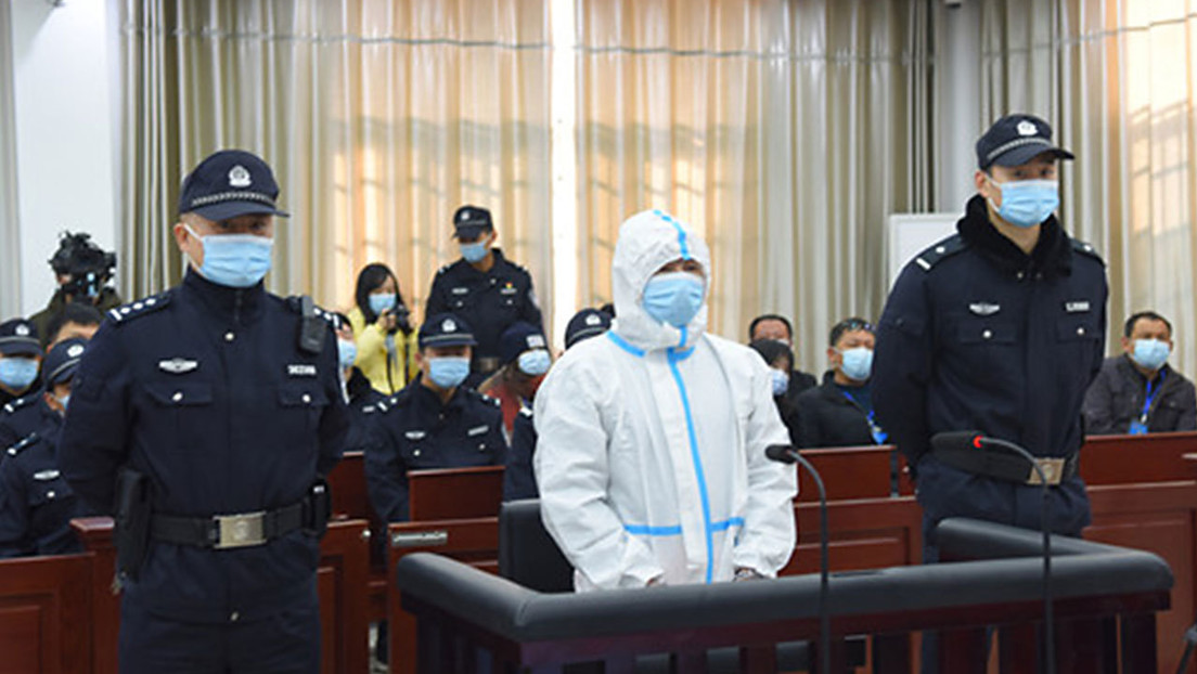 Condenan a muerte a un asesino en serie que vistió un traje protector de cuerpo completo durante el juicio