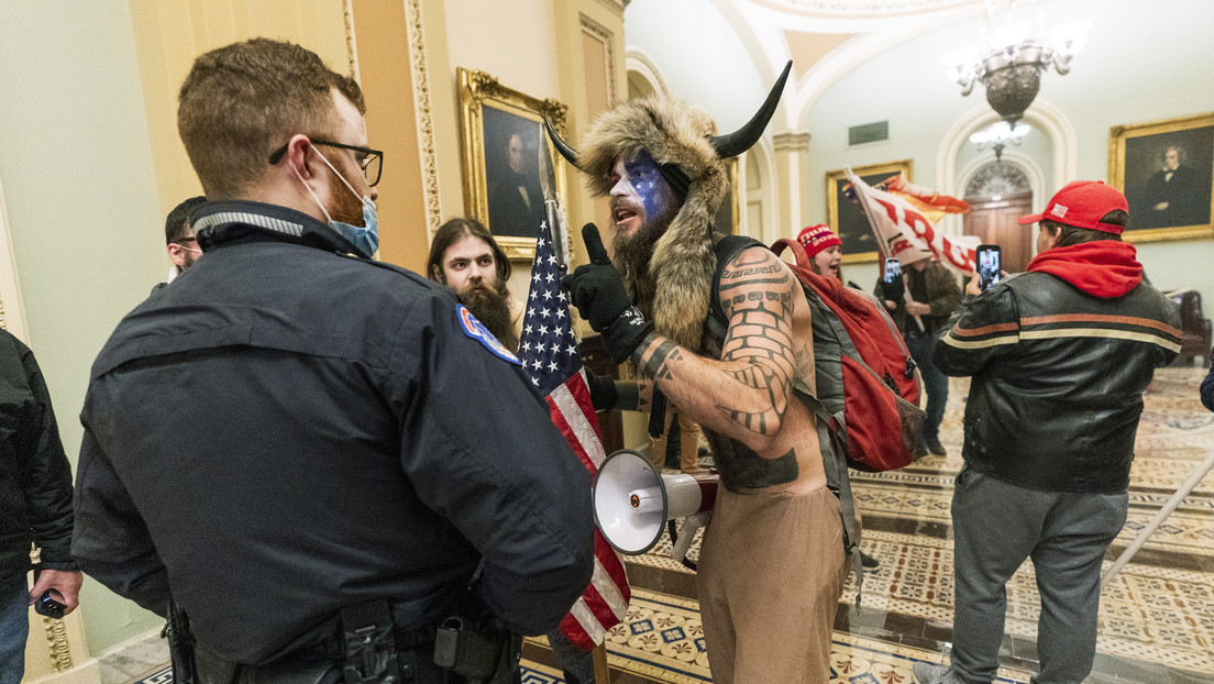 El 'vikingo' que irrumpió en el Capitolio rehúsa comer desde su detención porque no le dan alimentos orgánicos