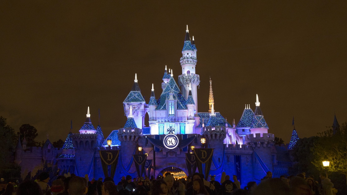 Disneyland reabre sus puertas como centro de vacunación masiva