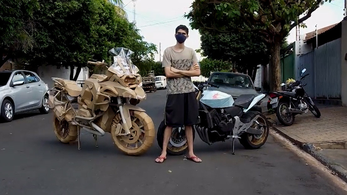 VIDEO: Un joven brasileño crea increíbles réplicas de motocicletas de tamaño real con cartón